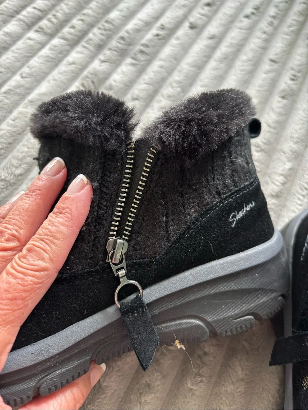 Skechers Women's Black Faux-Fur Ankle Winter Boots- like new